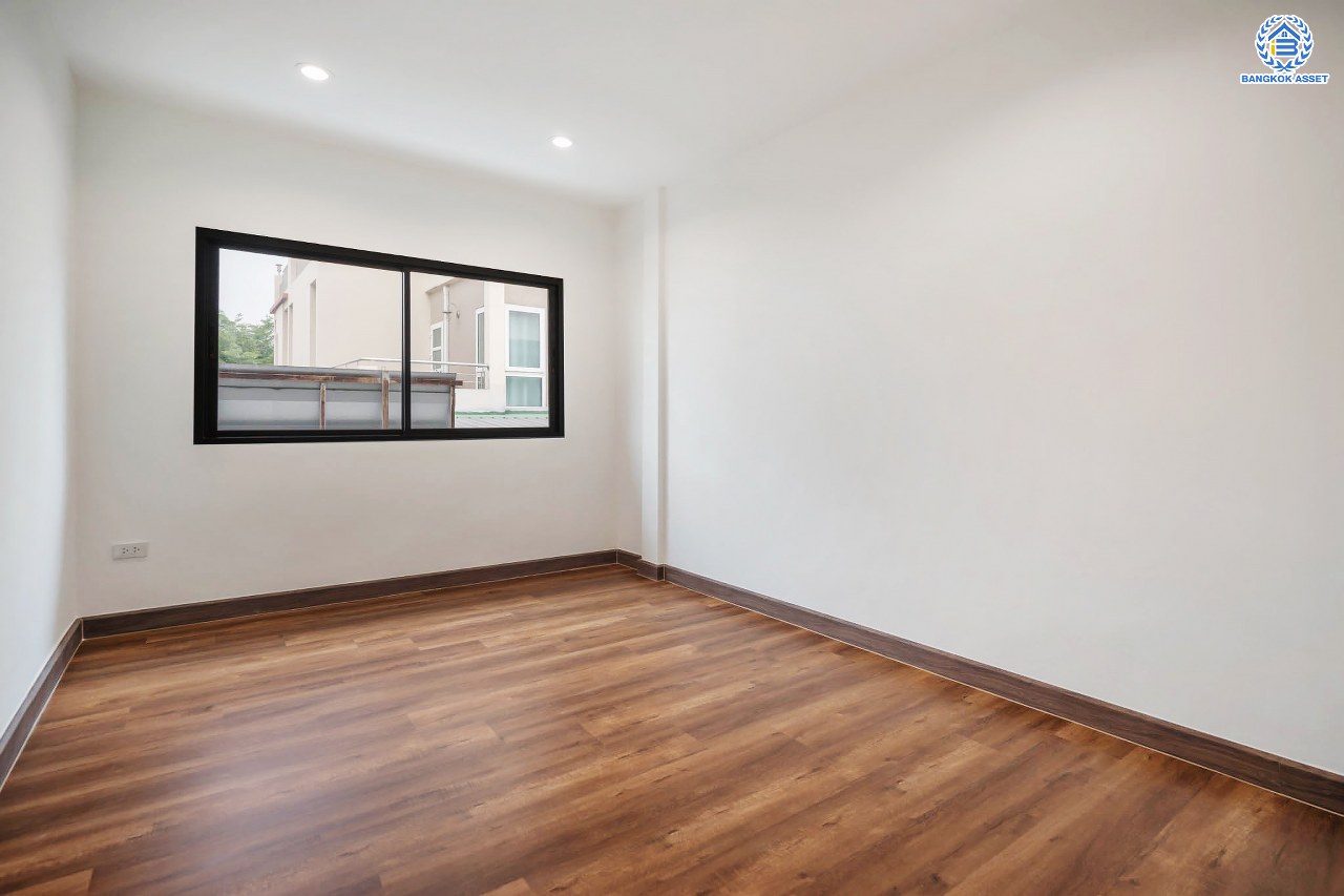 บ้านมือสองตกแต่งใหม่ โครงการ ช.รุ่งเรือง4 กรุงเทพฯ-นนทบุรี พร้อมอยู่ เนื้อที่ 18 ตร.ว. ฟังก์ชัน 2 ห้องนอน 2 ห้องน้ำ จอดรถได้ 1 คัน บนสุดยอดทำเล! เชื่อมถนนพิบูลย์สงคราม, วงศ์สว่าง, นครอินทร์ และติวานนท์ ใกล้จุดขึ้นทางด่วนศรีรัช-วงแหวนรอบนอก และรถไฟฟ้า "สถานีแยกติวานนท์"...